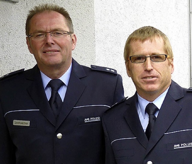 Lothar Mhl (rechts) und Hans-Peter Sc...ner leiten den Polizeiposten  Schnau.  | Foto: sattelberger