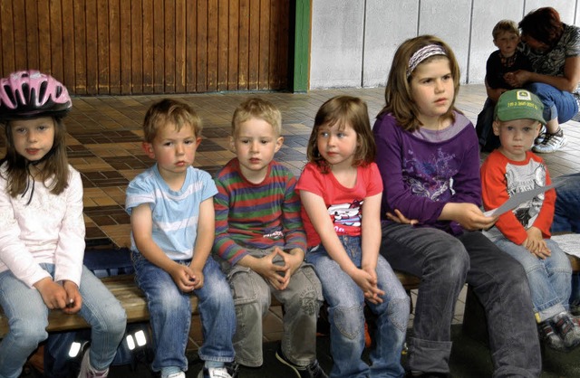 Kindergartenkinder und Grundschler sp...ng sowohl die Kleinen wie die Groen.   | Foto: verena wehrle