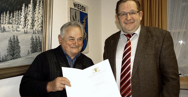 Josef Lais (links) vom Bergmannsverein...le mit der Ehrennadel ausgezeichnet.    | Foto: wehrle