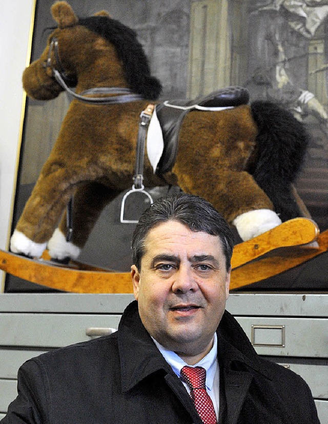 Wickelt demnchst in Vollzeit Tchterchen Marie: Sigmar Gabriel   | Foto: dpa