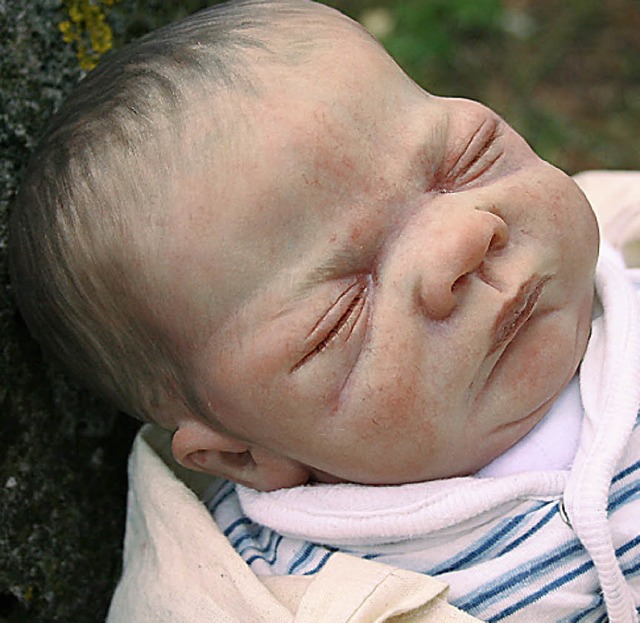 Sieht aus wie ein Baby, ist aber keins: die Puppe    | Foto: dpa