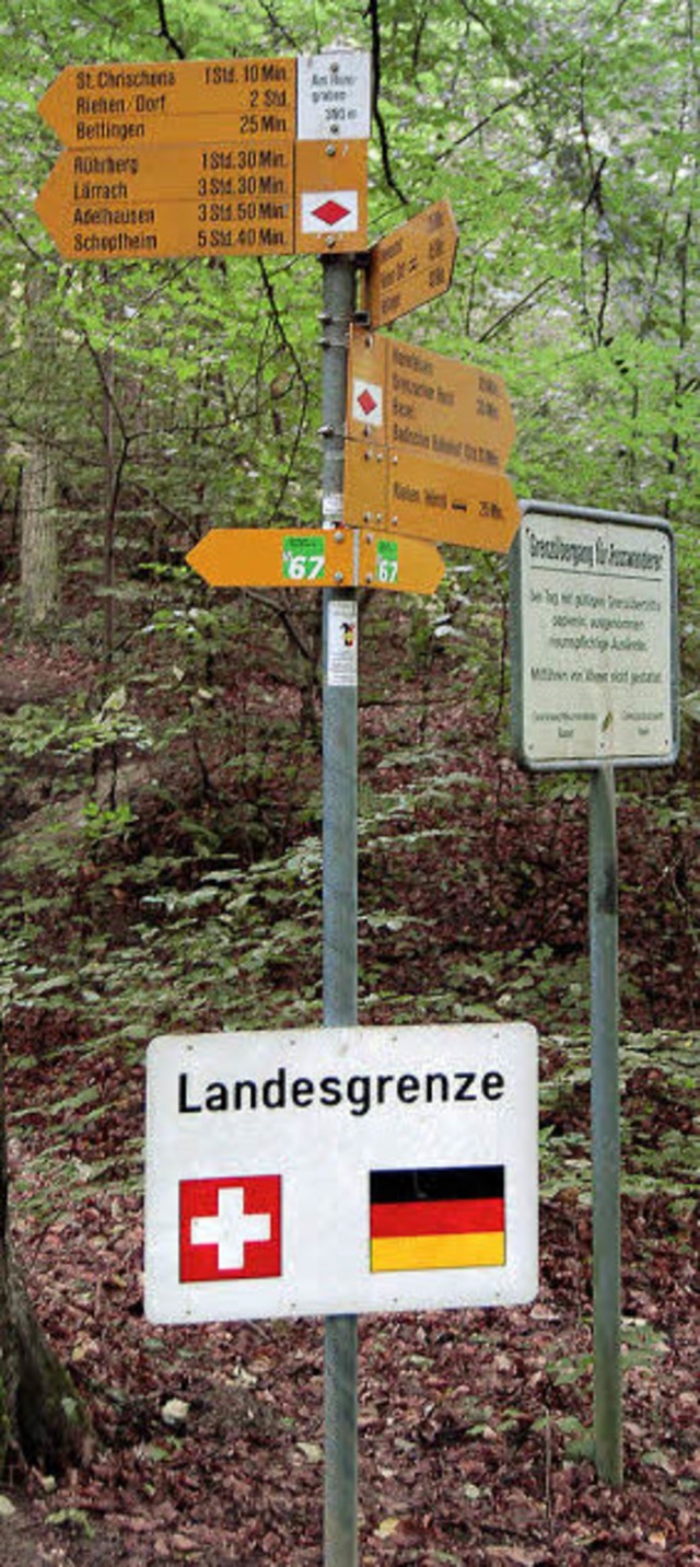 Hier endet staatspolitisch das Land: Grenzbergang am Hrnli in Grenzach  | Foto: Vollmar