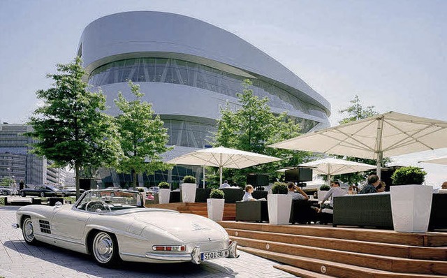 Quell und Symbol des Wohlstands in Sch...s SL vor Mercedes-Museum in Stuttgart   | Foto: MBAG