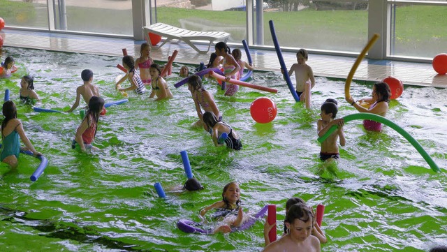 48 Teilnehmer erlebten  im Hallenbad &...fangreichen Angebot an Wasserspielen.   | Foto: Touristinfo/wd