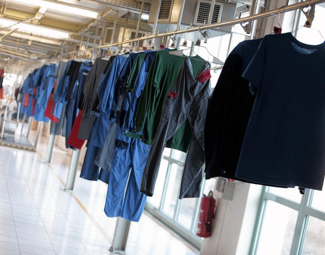 Blaumnner, Kittel, Shirts zum Schaffen: Arbeitskleidung auf der Waschstrae    | Foto: Christoph Breithaupt