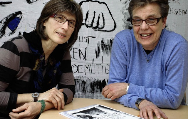 Ladem zum Flohmarkt ein: Inge Vogt-Goergens (links) und Evelyn Krmmel   | Foto: gertrude siefke