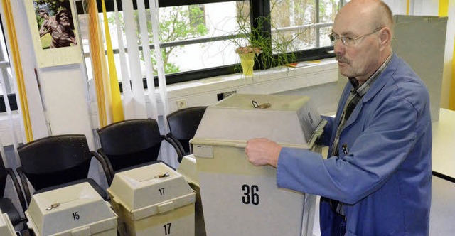 Letzte Vorbereitungen: Hausmeister Werner Hartwich richtet die Wahlurnen her.   | Foto: Ralf Staub