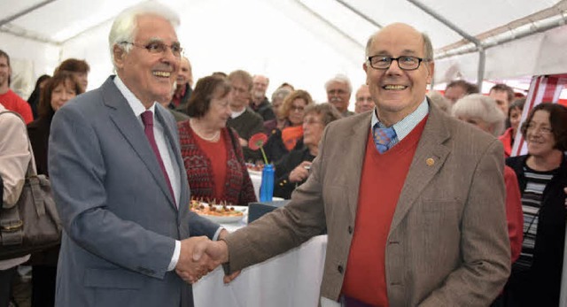 Hansjrg Seeh, Bezirksvorsitzender der AWO, gratuliert Heinz Engelhardt.   | Foto: Ralf H. Dorweiler