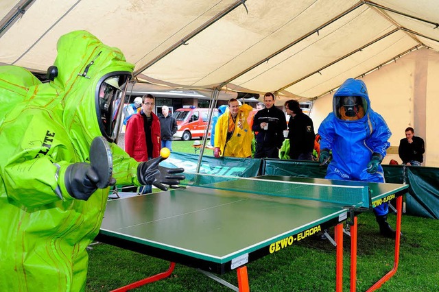 Im Chemikalien-Schutzanzug Tischtennis zu spielen, ist uerst anstrengend.  | Foto: Thomas Kunz