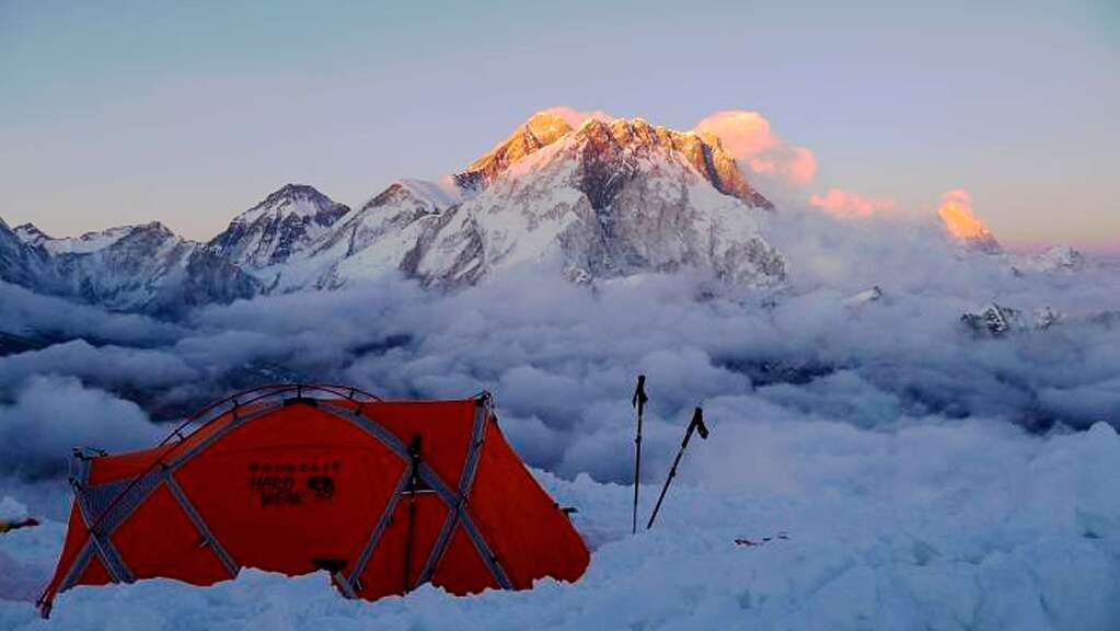 Blick vom Gipfelbiwak  auf dem Lobuche auf  den Mount Everest,  den Nuptse und  den Lhotse im Sonnenuntergang