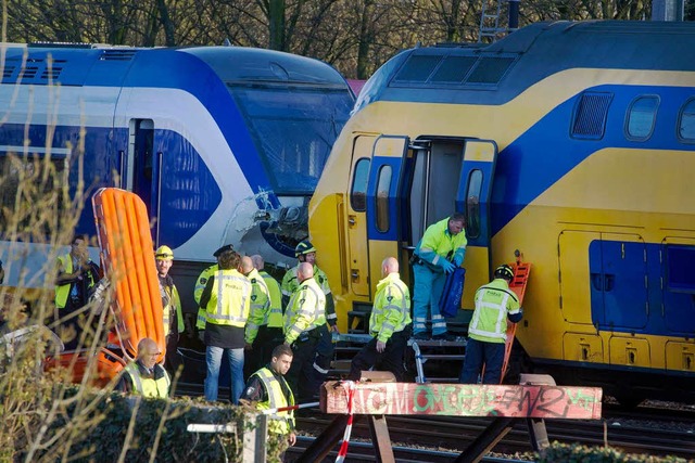 Ein Schnellzug und ein Regionalzug sind in Amsterdam kollidiert.  | Foto: dpa