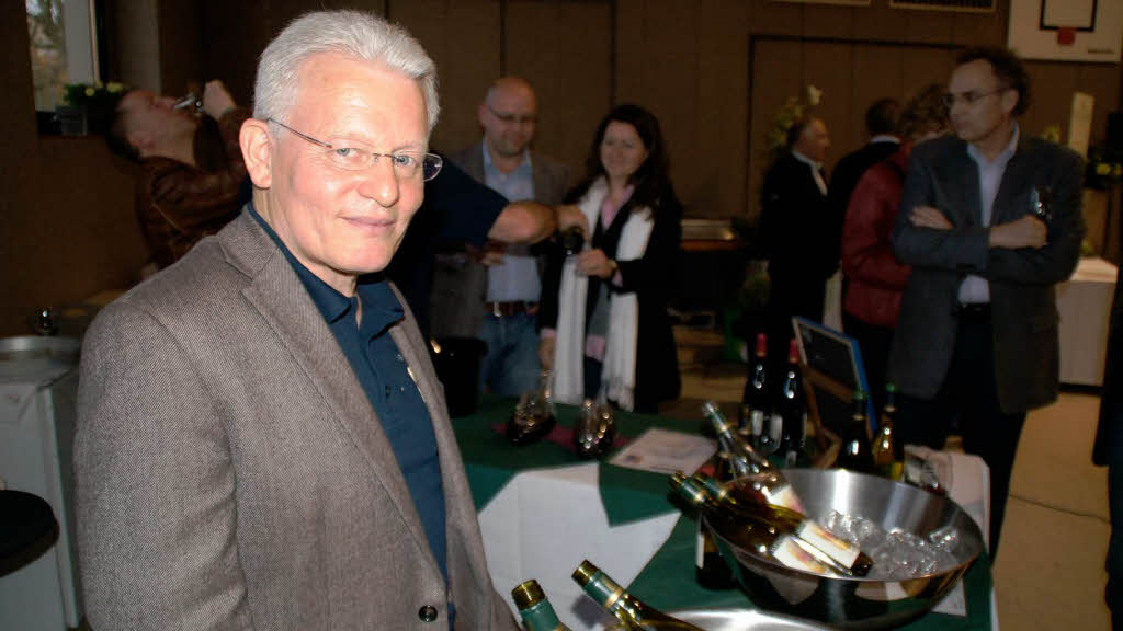 Herbolzheimer Weinprsentation: Horst Holub hatte seine Weine dekorativ auf Eis gelegt.