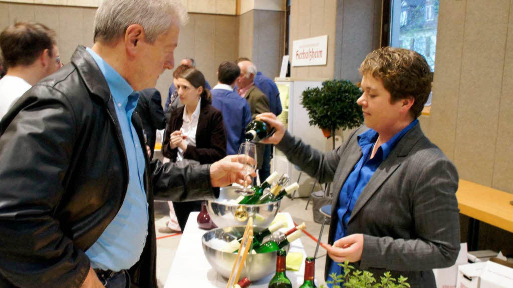 Herbolzheimer Weinprsentation: Anja Moosmann schenkt Weine aus dem  Buchholzer Weingut Moosmann aus.
