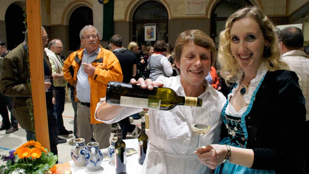 Herbolzheimer Weinprsentation: Bei den Bleichtler Winzern halfen Rosemarie Vetter und die ehemalige Weinhoheit Sybille Hmmerle mit.
