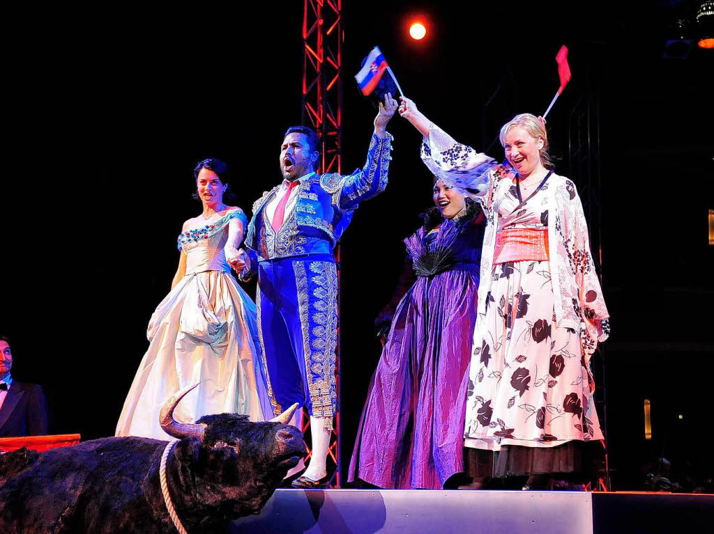 Opern-Gala: Juan Orozco singt das Torrero-Lied des Escamillo aus Bizets Carmen, hier mit Victor Callero (li.), Sally Wilson (2.v.li.) und Lini Gong (2.v.re.) und Jana Havranov (re.)