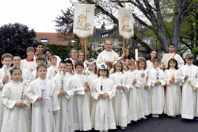 19 Kinder feiern den Weißen Sonntag