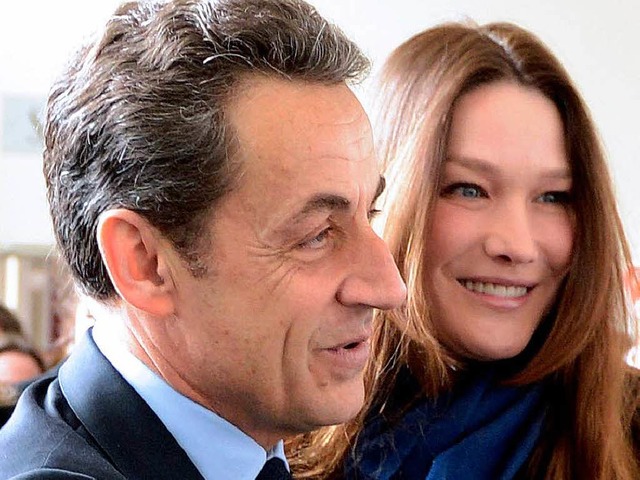 Amtsinhaber Nicolas Sarkozy und seine Frau Carla Bruni bei der Stimmabgabe.  | Foto: AFP