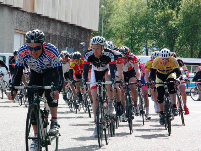 Die Fahrer kmpften beim Amateurrennen...Winzerkeller  um die beste Rundenzeit.  | Foto: Christine Aniol