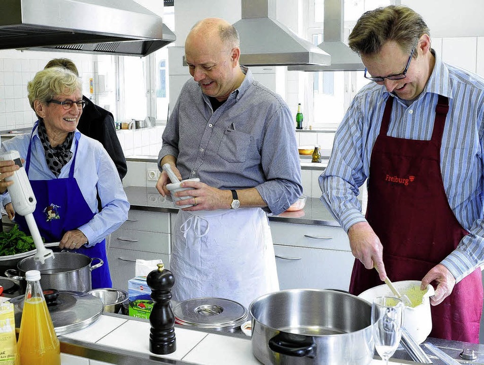 Hanna Lehmann, Hans-Albert Stechl und ...hbach (von links) kochen vegetarisch.   | Foto: Thomas Kunz