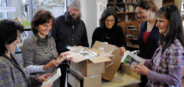 Mit Spannung ffnen Beate Rieder, Silv...roffenen Buchpakete in der Mediathek.   | Foto: Beatrice Ehrlich