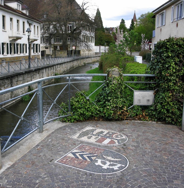 Die Wappen der beiden Partnerstdte zi... auch eine mrkische Kiefer zu sehen.   | Foto: Dorothee Philipp