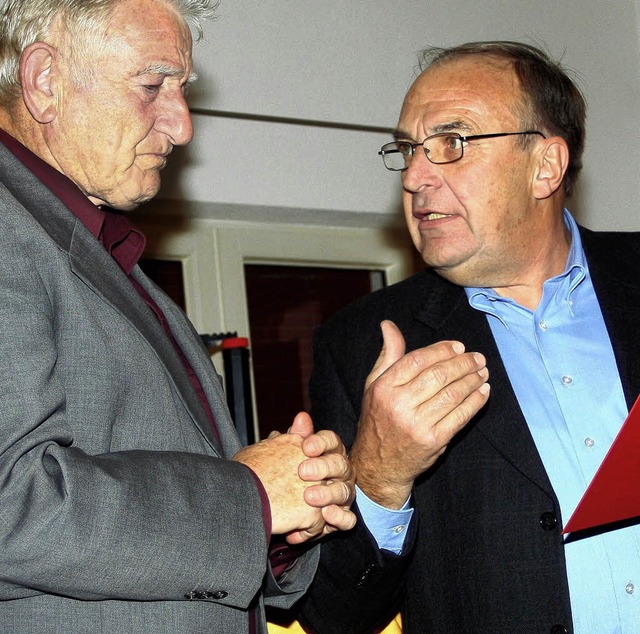 Kreisrat Herbert Baier (rechts) ehrte ...hundert  Engagement fr die Gemeinde.   | Foto: Heiner Fabry