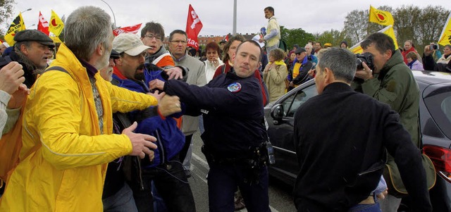 Anti-atomdemo auf der Europabrcke Streit zwischen Demonstranten und Autofahrern  | Foto: Lukas Habura