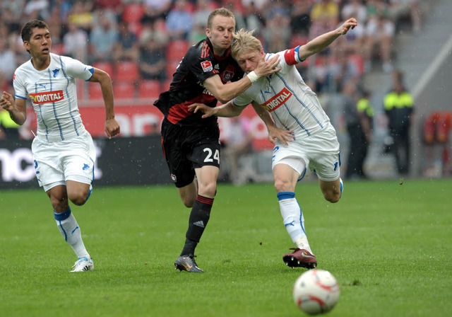 Michal Kadlec (Mitte, im Spiel gegen H...s des Lokalrivalen as Kln verprgelt.  | Foto: dpa