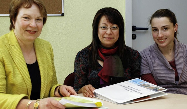 MdB Sibylle Laurischk im Gesprch mit ...om Tagesmtterverein Offenburg (vlnr).  | Foto: Gertrude Siefke