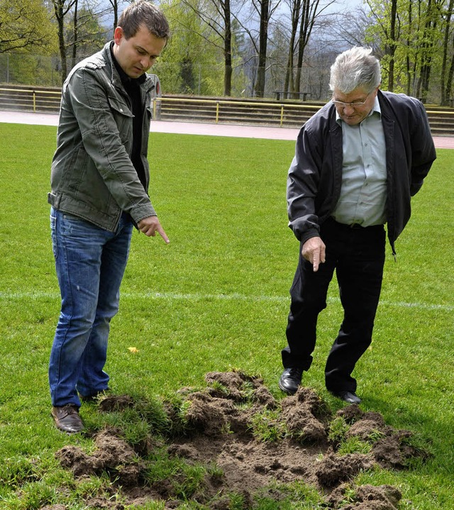 FC-08-Vorsitzender Christian Herr (lin...haben. Herr zhlte 20 solcher Lcher.   | Foto: Axel Kremp