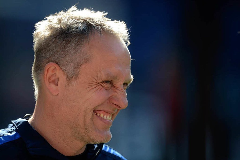 Pure Freude: Freiburgs Trainer Christian Streich nach dem geschafften Klassenerhalt (Foto: dapd) Pure Freude: Freiburgs Trainer Christian Streich nach dem geschafften Klassenerhalt (Foto: dapd)