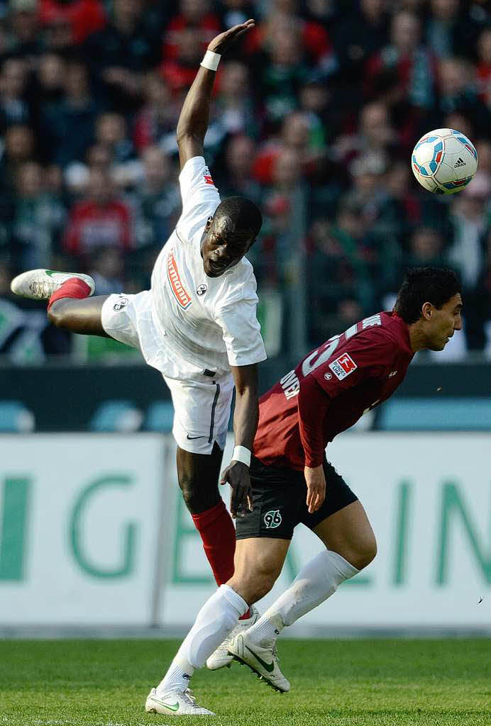 Freiburgs Fallou Diagne (l.) und Hannovers Mohammed Abdellaoue kmpfen um den Ball.