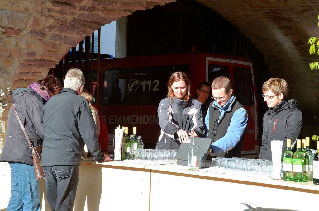 Die Wartezeit verkrzt das Team von der Feuerwehr mit Getrnken und heier Wurst