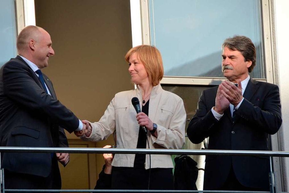 Gratulation für Stefan Schlatterer von der Herausforderin Susanne Wienecke (Foto: Sylvia-Karina Jahn) Gratulation für Stefan Schlatterer von der Herausforderin Susanne Wienecke (Foto: Sylvia-Karina Jahn)