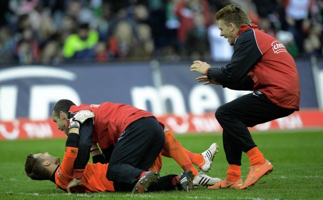 Freude pur: Pavel Krmas fllt Torwart ...d) nach dem Schlusspfiff  in die Arme.  | Foto: dapd