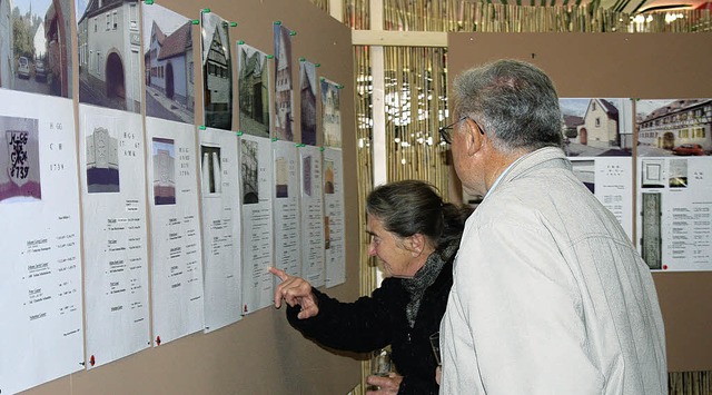 Interessierte Besucher studieren die Schautafeln.   | Foto: Christiane Franz