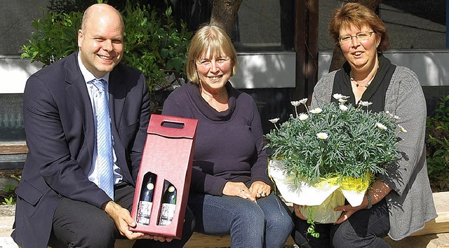 Brgermeister Jrgen Louis und Rektori...rdt (Mitte) zu 40 Jahren Schuldienst.   | Foto: Jrg Schimanski