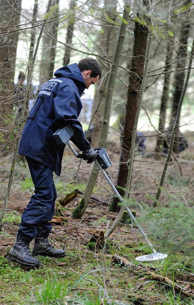 Die Polizei untersucht erneut den Wald...eiche von Maria Bgerl gefunden wurde.  | Foto: dpa