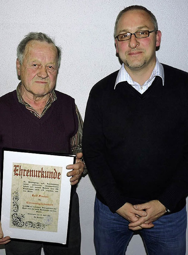 Ehrenmitglied Rolf Fischer  neben dem ...Vorsitzenden Jens Fichtmller (rechts)  | Foto: Sebastian Strub