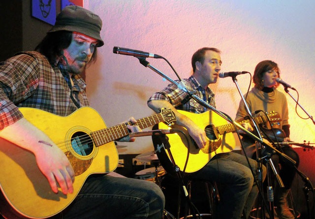 Stphane Fischer &amp; The Ladyboys br...en Toast auf das Geburtstagskind aus.   | Foto: Wolfgang Knstle