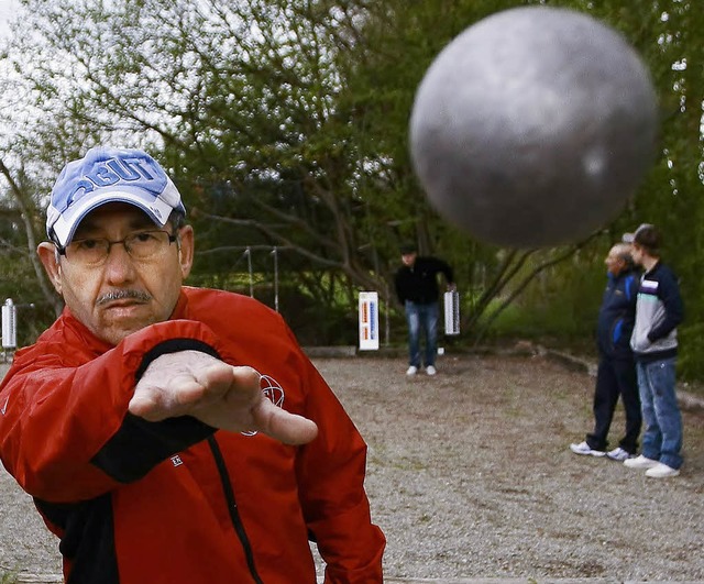 Knapp fliegt die Ptanque-Kugel am Objektiv des Fotografen vorbei.   | Foto:  Peter Aukthun