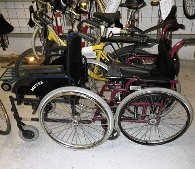 Die  beiden Rollsthle, deren Besitzer die Polizei sucht.  | Foto: polizei