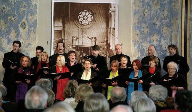 Das Vokalensemble Cantamus bei seinem Auftritt in der Ehemaligen Synagoge.   | Foto: Sandra Decoux-Kone