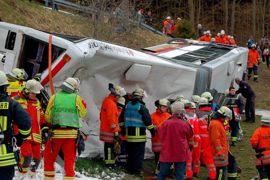 Eine harte Nuss für die Rettungskräfte: Ein umgekippter Schulbus mit zahlreichen Kindern an Bord. (Foto: Kamera24.TV) Eine harte Nuss für die Rettungskräfte: Ein umgekippter Schulbus mit zahlreichen Kindern an Bord. (Foto: Kamera24.TV)
