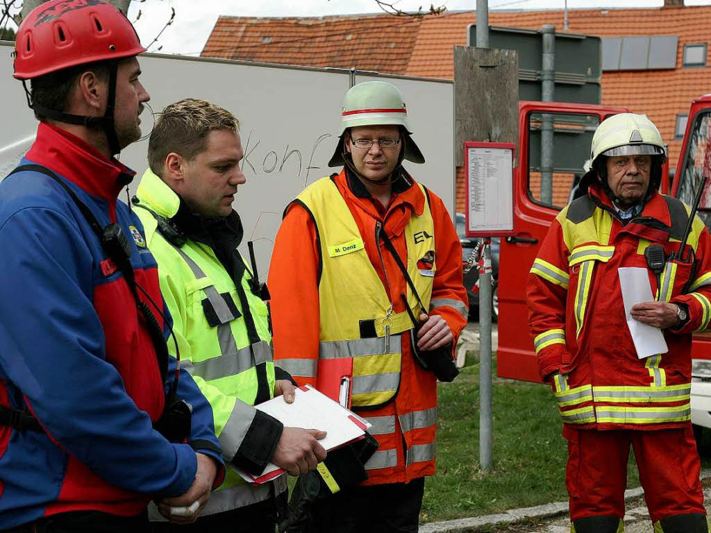 Einsatzleiter und Gesamtkommandeur der Feuerwehr Dachsberg, Michael Denz (zweiter von rechts), war zufrieden.