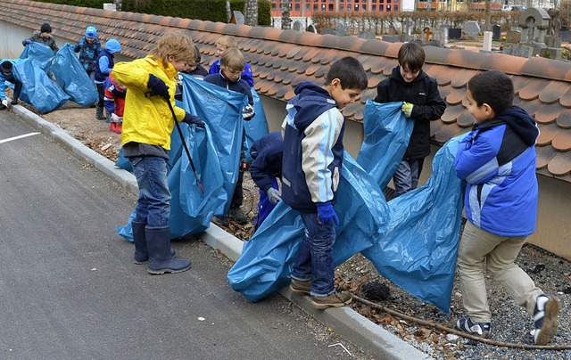 Mit Spa waren die Kinder bei der Putzete in St. Blasien dabei.  | Foto: Sebastian Barthmes