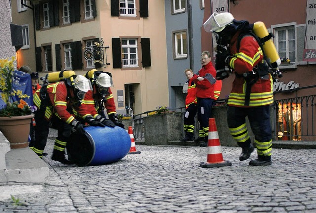 Ein Slalom mit dem Wasserfass durchs S...e gehrte mit zu den Turnieraufgaben.   | Foto: Helmut Riemke/Feuerwehr