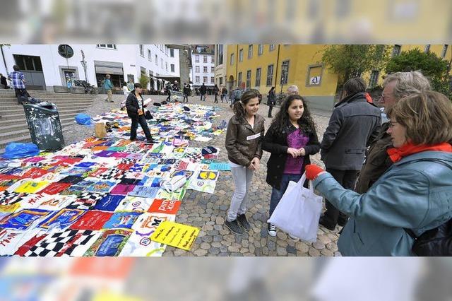 Schler demonstrieren gegen den Verbrauch von Plastiktten