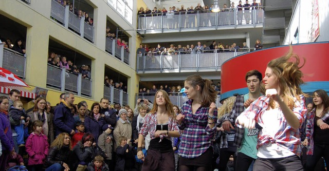 Vor viel Publikum fanden die Tanzvorf...en beim verkaufsoffenen Sonntag statt.  | Foto: Petra Wunderle