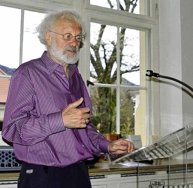 Jrgen Lodemann liest aus seinem Buch.  | Foto: Ernst Hubert Bilke